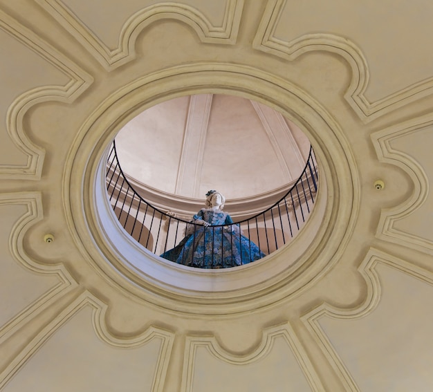 Manequim vestido à moda antiga (século xviii). interior de um antigo palácio italiano.