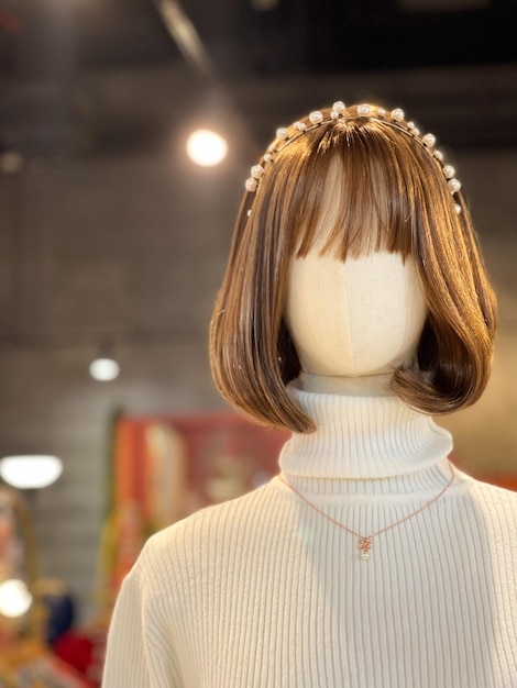 Foto manequins femininos exibem roupas em uma loja de roupas manequim usando peruca curta cabelo castanho escuro com copyspace