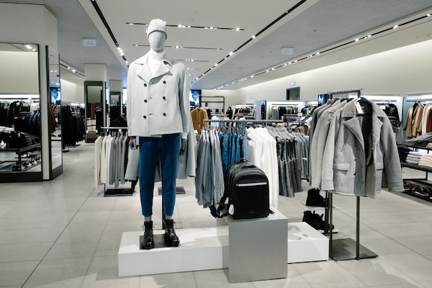 Manequins vestidos com roupas masculinas de homem casual na loja do Shopping Center, coleção outono e inverno