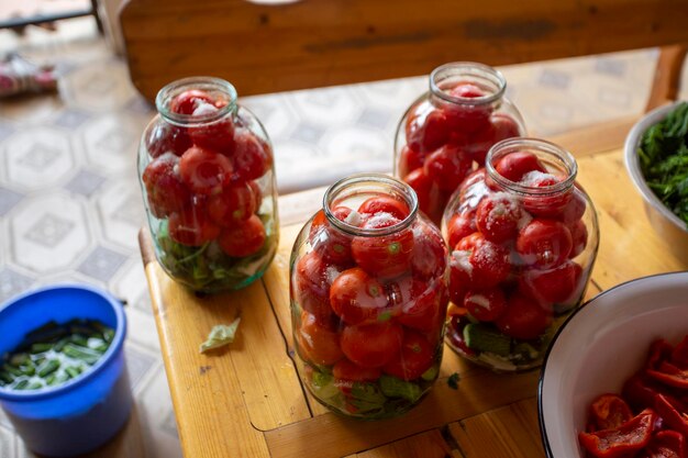 Una manera simple y rápida de encurtear tomates para el invierno recetas interesantes para la preparación de conservas para