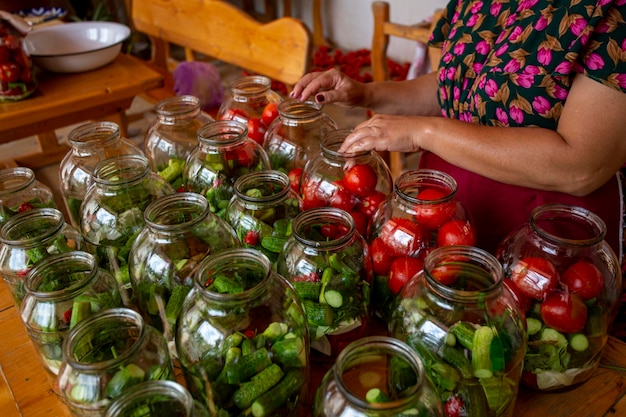 Una manera simple y rápida de encurtear tomates para el invierno recetas interesantes para la preparación de conservas para