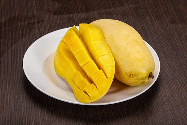 Manga amarela madura de frutas tropicais