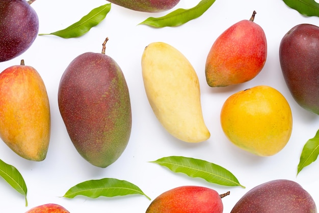 Manga de frutas tropicais em fundo branco