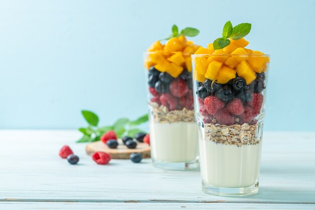 manga, framboesa e mirtilo caseiros com iogurte e granola - estilo de comida saudável