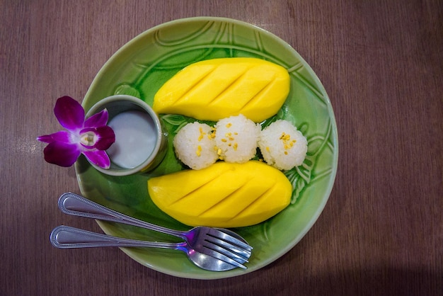 Manga fresca e arroz pegajoso servido com calda de leite de coco