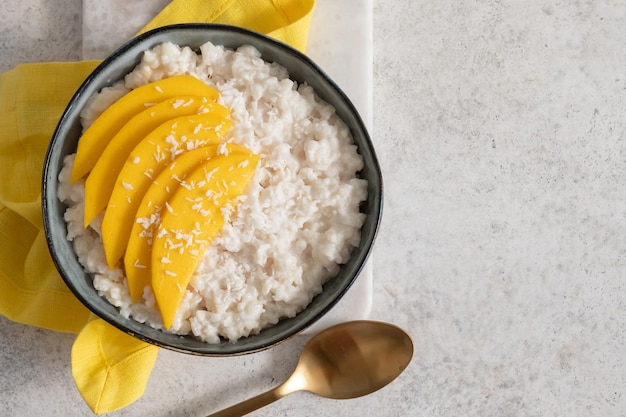 Manga madura fresca e arroz pegajoso com leite de coco