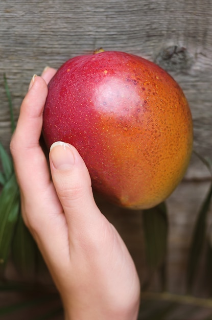 Foto manga tropical fresca em madeira.