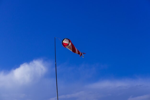 Una manga de viento moviéndose con el viento en el cielo azul.