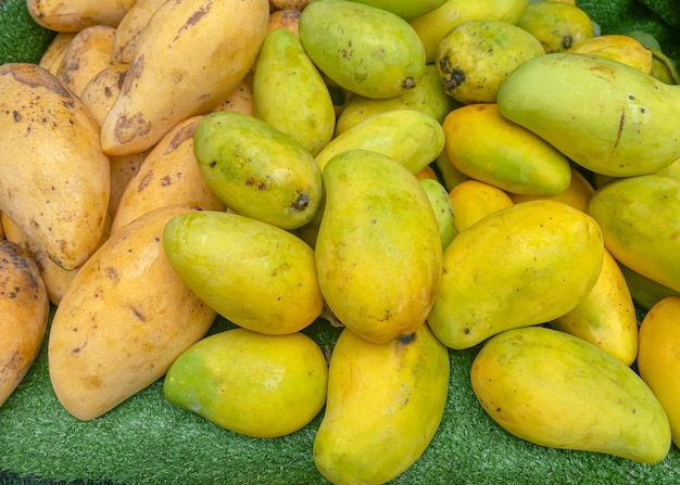 Mangas maduras em uma barraca de frutas