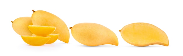 Mango amarillo maduro aislado en superficie blanca