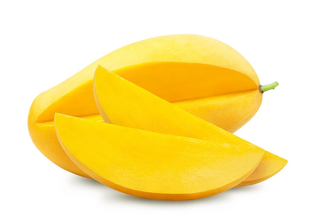 Mango amarillo maduro y dos rodajas de mango aisladas