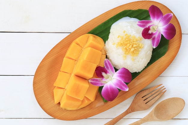 mango y arroz pegajoso es el postre tradicional popular de Tailandia