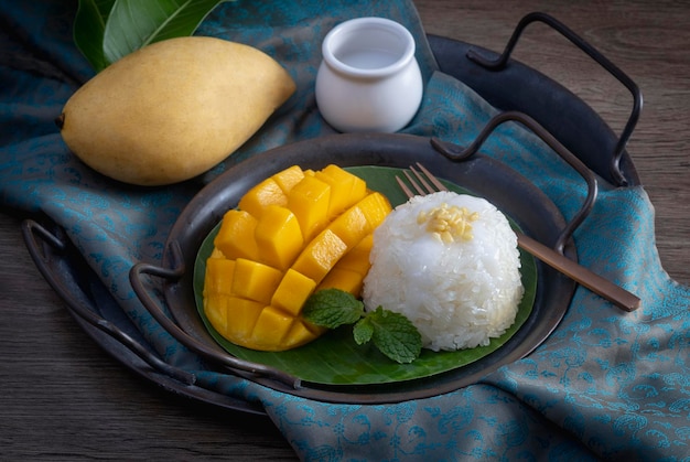 El mango con arroz pegajoso es un postre tradicional popular de tailandia