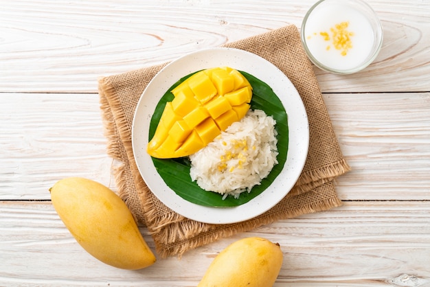 mango con arroz pegajoso