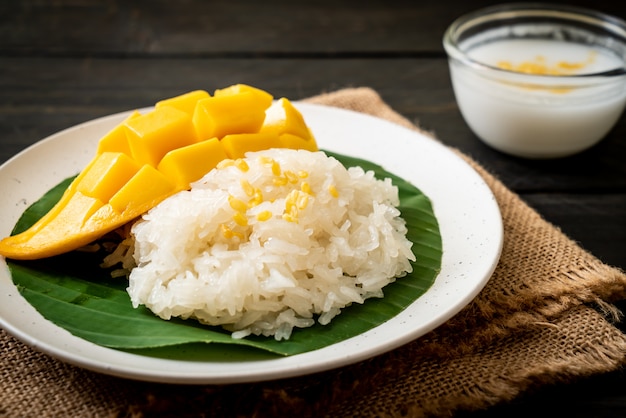 mango con arroz pegajoso