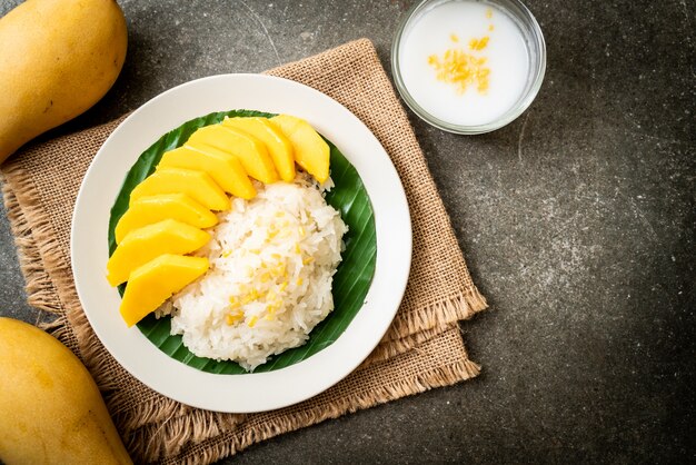 mango con arroz pegajoso