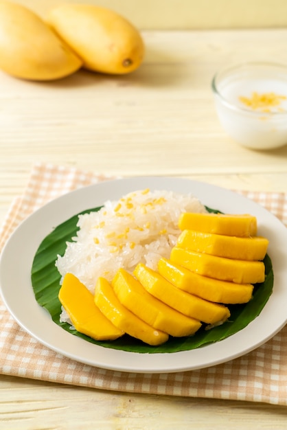 mango con arroz pegajoso