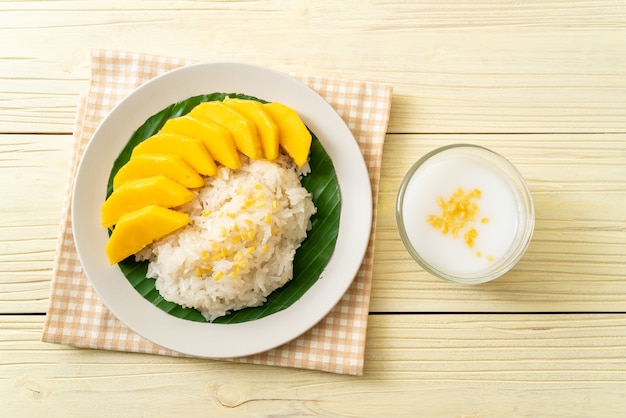 mango con arroz pegajoso