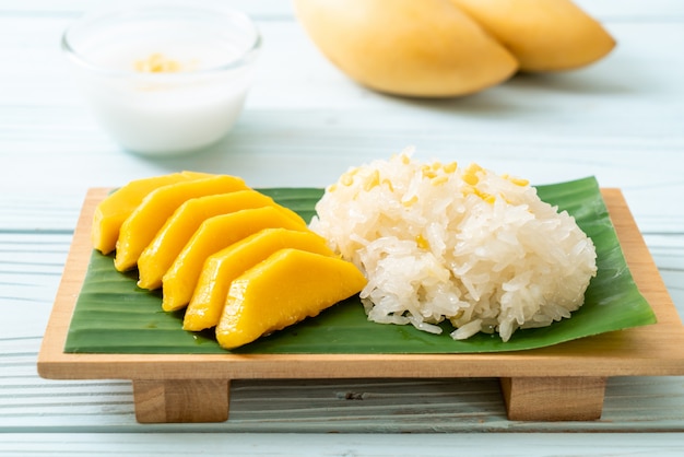 mango con arroz pegajoso