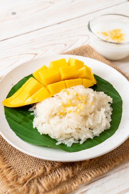 mango con arroz pegajoso