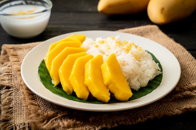 Foto mango con arroz pegajoso