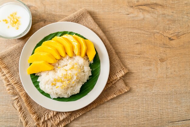 mango con arroz pegajoso