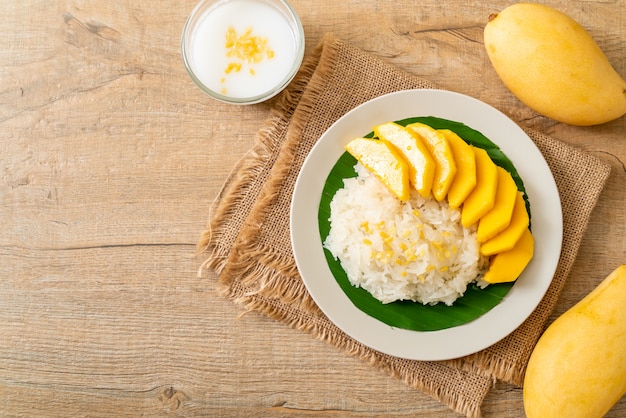 Foto mango con arroz pegajoso