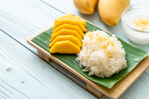 mango con arroz pegajoso