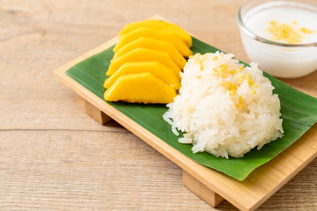 mango con arroz pegajoso