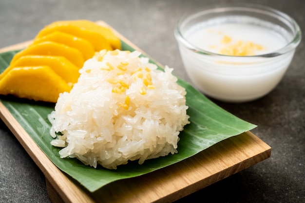 mango con arroz pegajoso