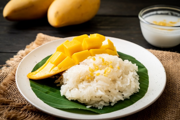 mango con arroz pegajoso