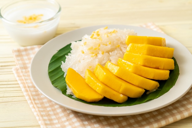 mango con arroz pegajoso