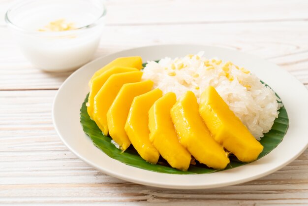 mango con arroz pegajoso