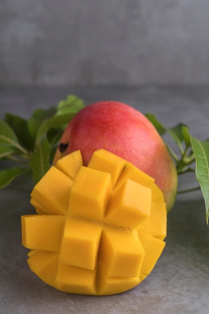 Mango auf einem dunklen Hintergrund.