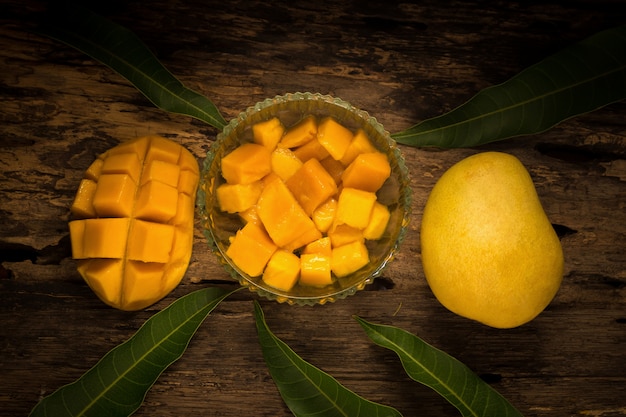 Mango auf einem dunklen hölzernen Hintergrund