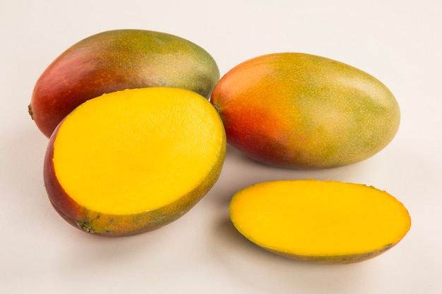 Mango auf einem weißen Tisch. Frische Früchte