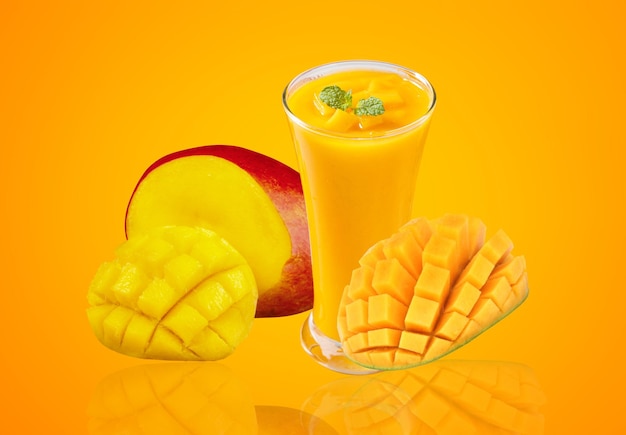 Mango de brillo dorado y jugo de mango en un telón de fondo amarillo soleado para una fiesta visual fresca
