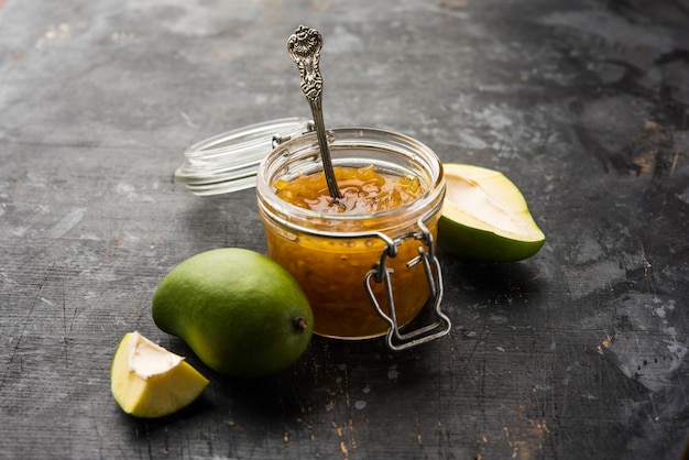 Mango Chunda oder Sakhar Amba ist ein traditionelles indisches Sommerrezept, das aus Akcha Aam hergestellt wird, das tagelang in Zuckersirup konserviert wird. selektiver Fokus