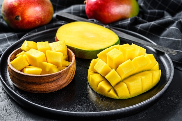 Mango. Cortar en cubos de fruta tropical.