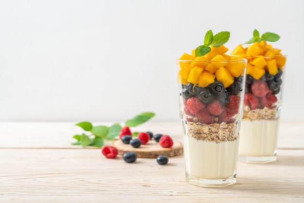 mango, frambuesa y arándano caseros con yogur y granola - estilo de comida saludable