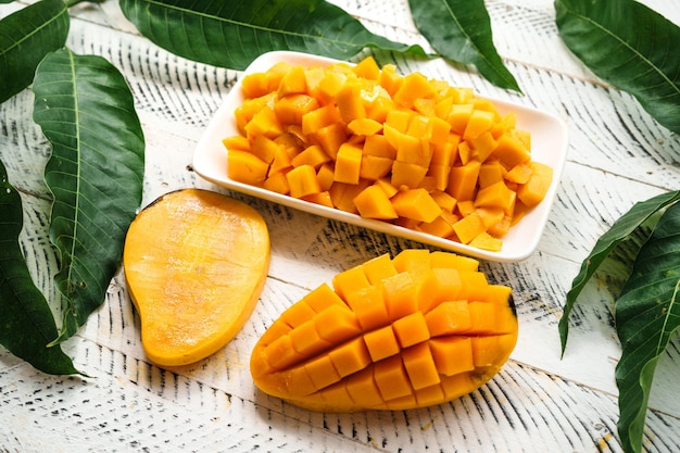 Mango fruitfresh mango amarillo sobre madera blanca