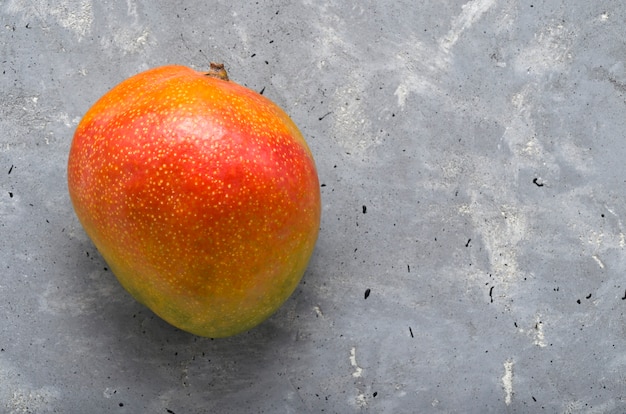 Mango de fruta madura jugosa de los trópicos. Frutas exóticas frescas.