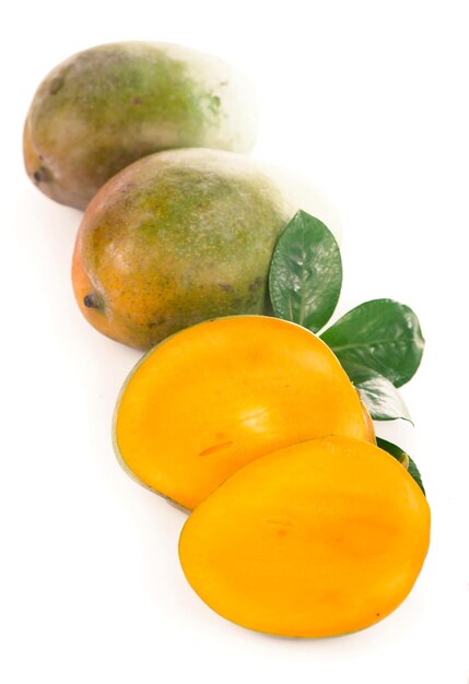 Mango de frutas exóticas jugosas y frescas sobre un fondo blanco.