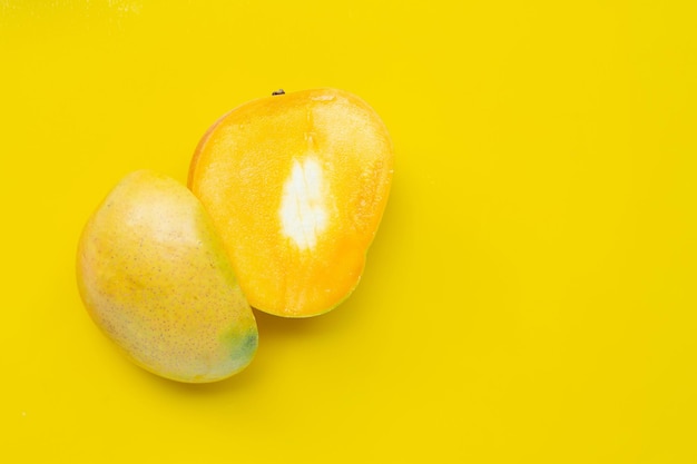 Mango de frutas tropicales sobre fondo amarillo Vista superior