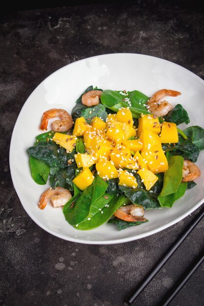 Mango-Garnelen-Salat, gesunde Ernährung, asiatische Küche, dunkler Rücken