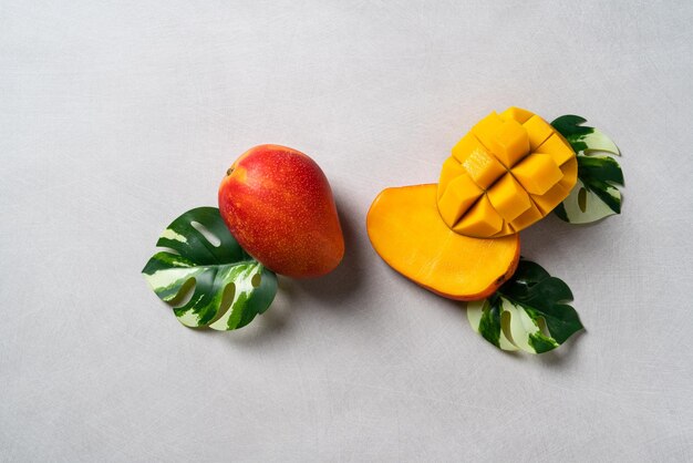 Mango-Hintergrund-Design-Konzept Ansicht von oben Gewürfelte frische Mango-Frucht auf grauem Tisch