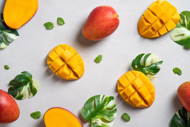 Mango-Hintergrund-Design-Konzept Ansicht von oben Gewürfelte frische Mango-Frucht auf grauem Tisch