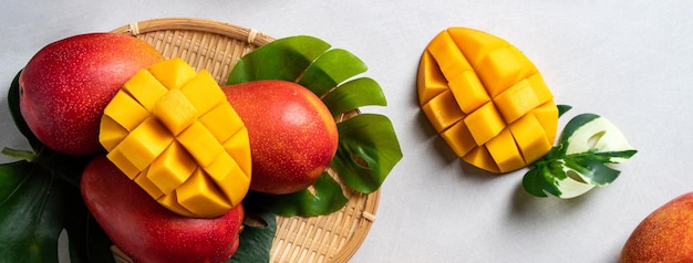 Mango-Hintergrund-Design-Konzept Ansicht von oben Gewürfelte frische Mango-Frucht auf grauem Tisch