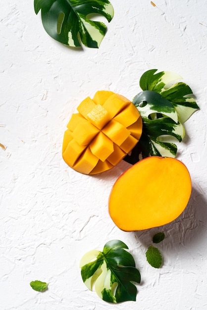 Mango-Hintergrund-Design-Konzept Ansicht von oben Gewürfelte frische Mango-Frucht auf weißem Tisch