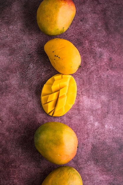 Mango-Hintergrunddesign-Konzept Draufsicht auf gewürfelte frische Mangofrüchte